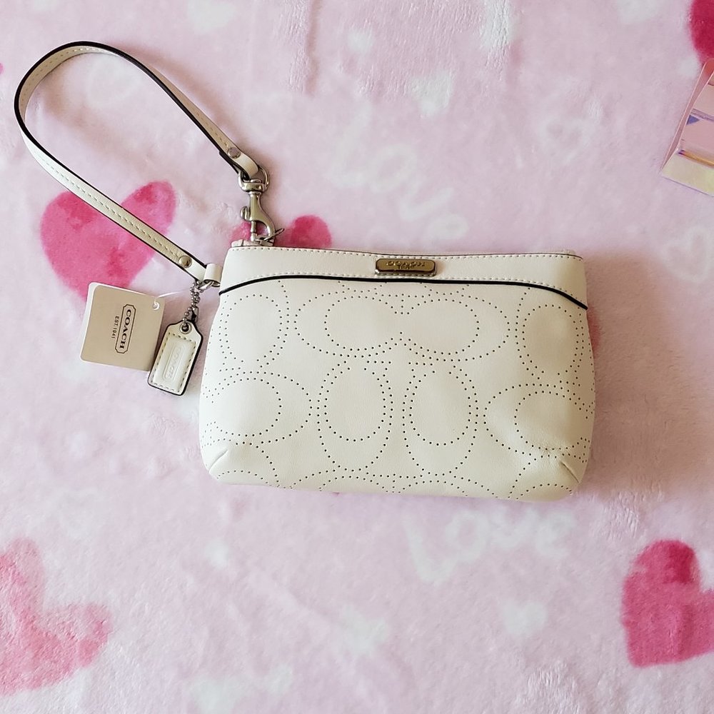 Coach Perforated Wristlet White Leather Signature C Clutch!!🧁💟